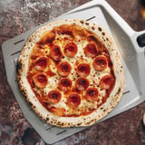 Ooni Premium Pizzaheber 12", perforiertes Aluminium, Grillbesteck silber/schwarz, für Pizzen bis ca. Ø 30cm