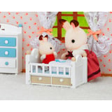 EPOCH Sylvanian Families - Schokoladenhasen Baby mit Babybett, Konstruktionsspielzeug 